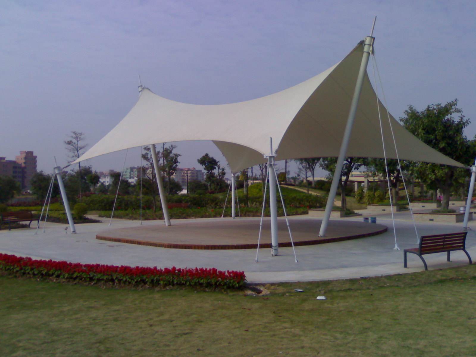 张拉膜结构车棚的特征是什么？