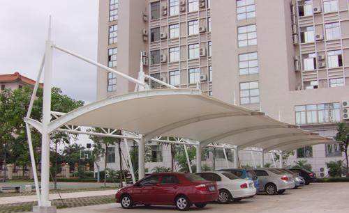 张拉膜结构中膜材的受力有什么特点？